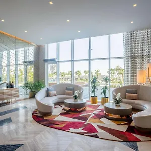 מלון Radisson Damac Hills, דובאי